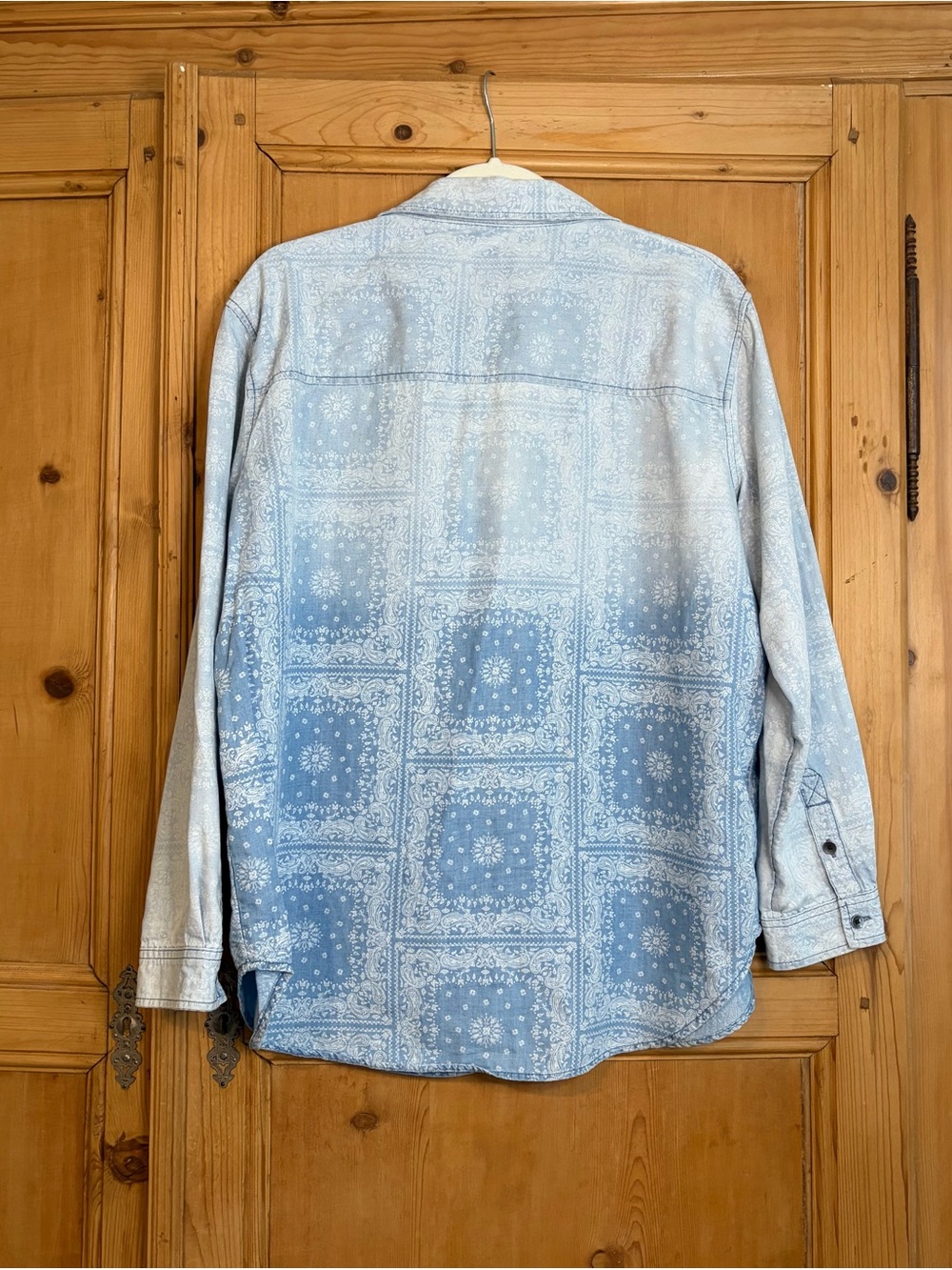 American Eagle Women’s Light Blue Bandana-Print Cotton Denim Chambray Shirt Sz M - Picture 2 of 6